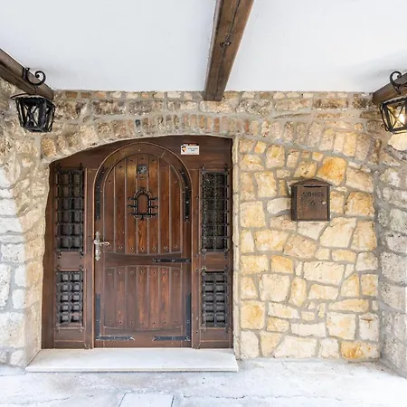 Stone House Srida Ferienhaus *